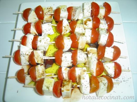 brochetas-cherrys-mozarella