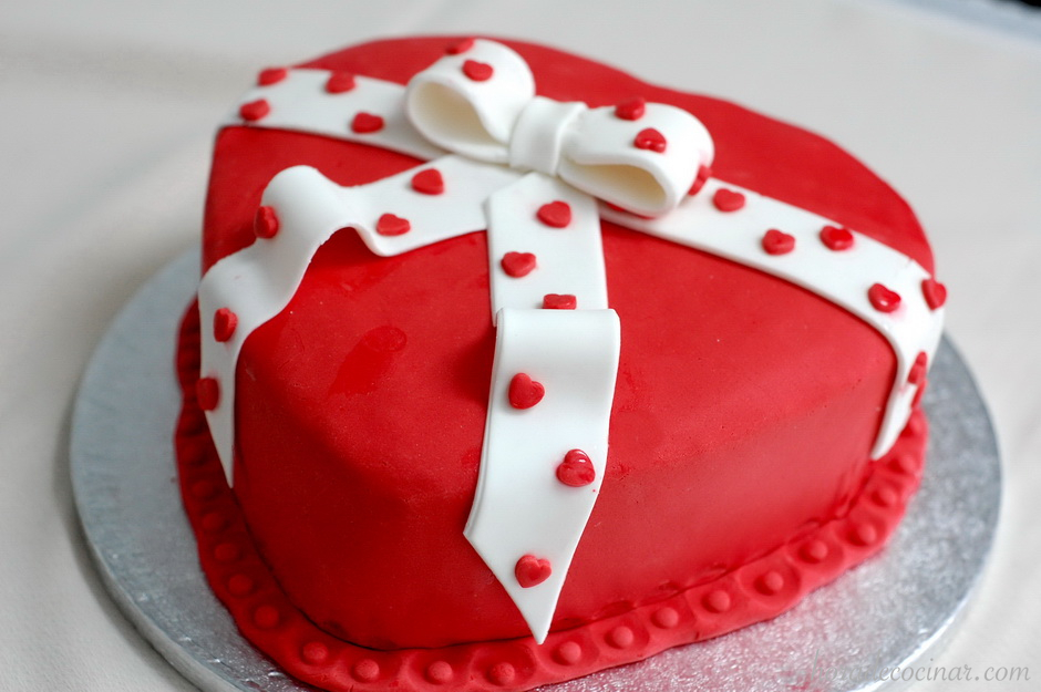 Tarta fondant con forma de corazón, ideal para San Valentín