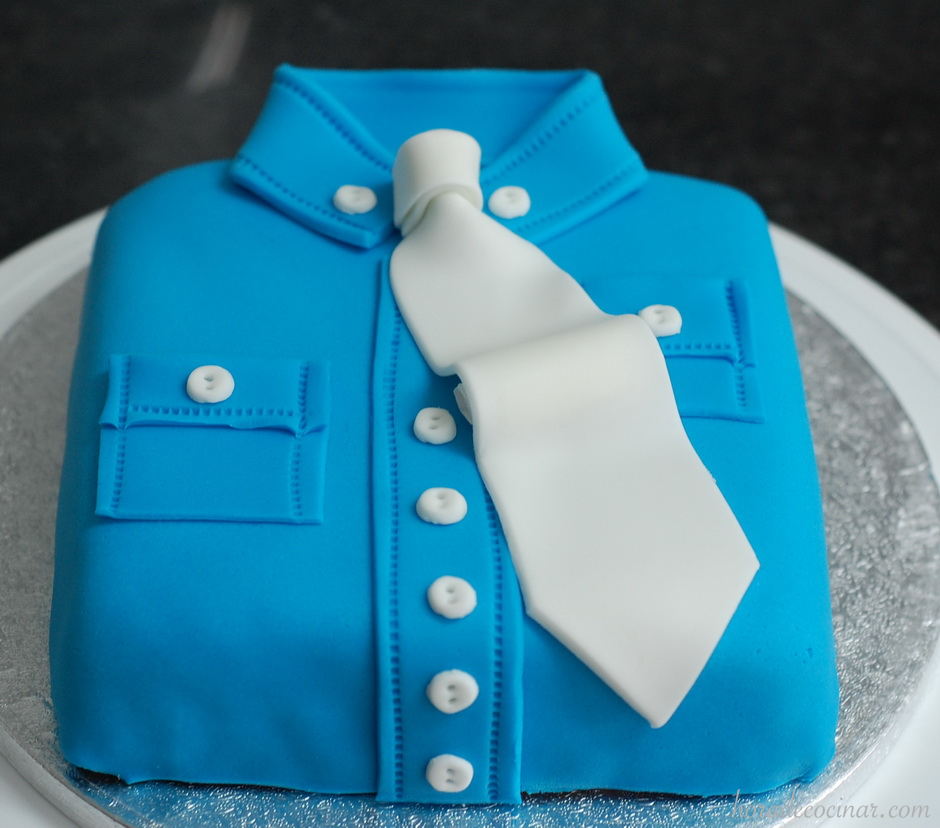 Tarta fondant con forma de camisa, ideal para el Dia del Padre