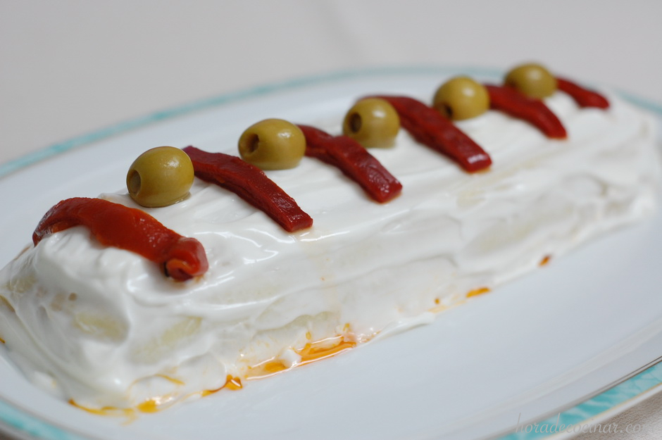 Pastel frío de patata relleno de atún