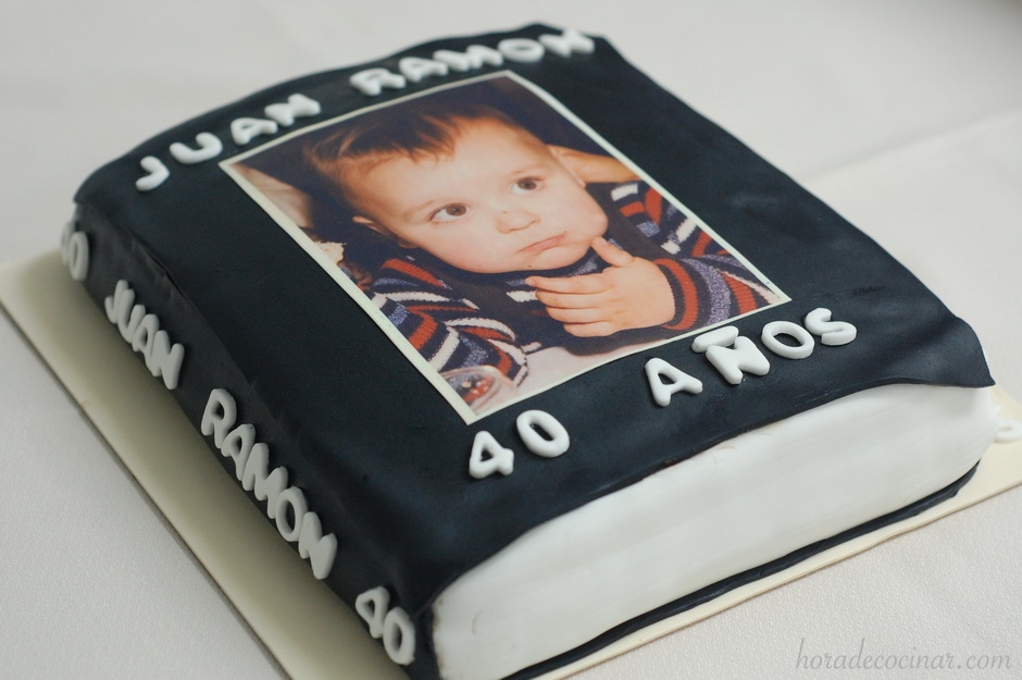 Tarta fondant Libro 40 Aniversario