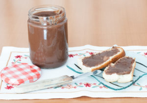 Crema de leche, cacao, avellanas y azúcar