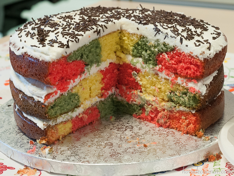 Layercake con bizcocho de cuadrados de 3 colores