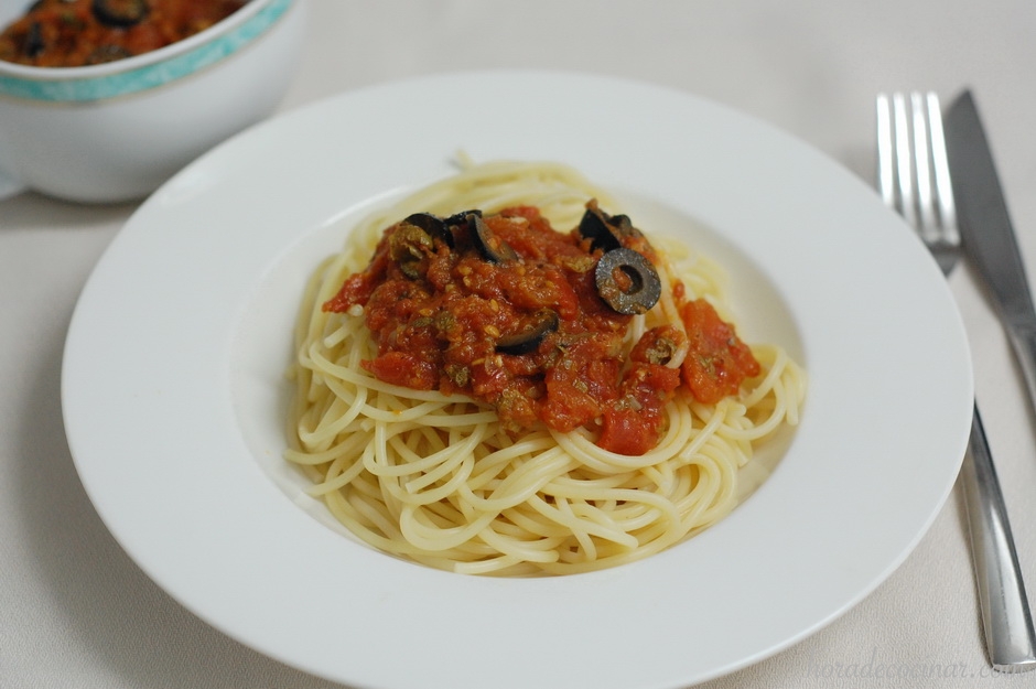 Spaghetti alla puttanesca  (Espaguetis a la Putanesca)