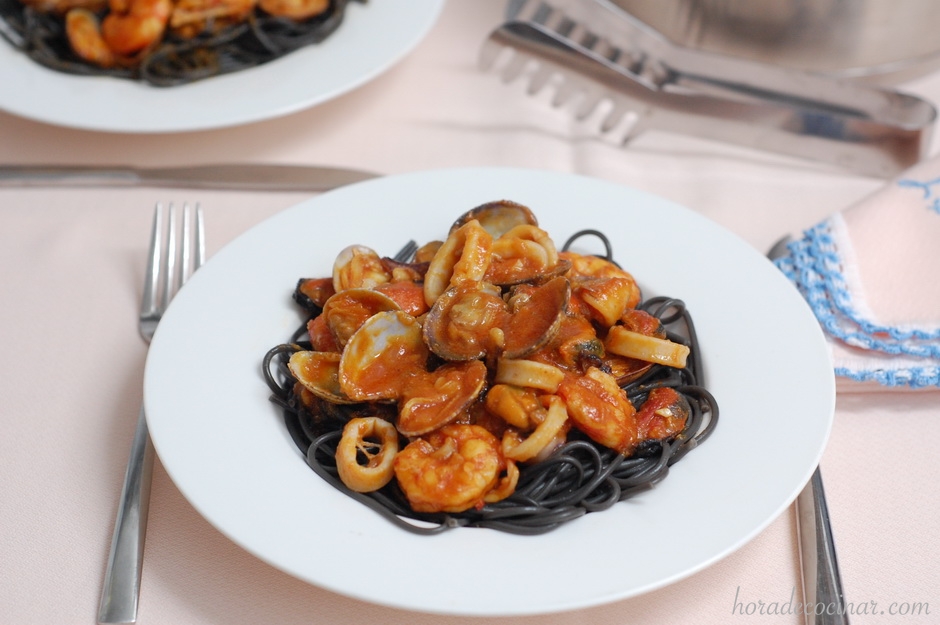 Spaghetti nero di seppia e frutti di mare (espaguetis negros con frutos del mar)