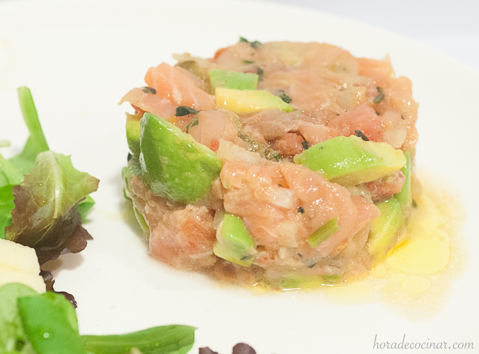 Tartar de salmón con aguacate y tomate