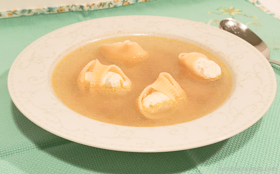 Caldo con galets rellenos de queso