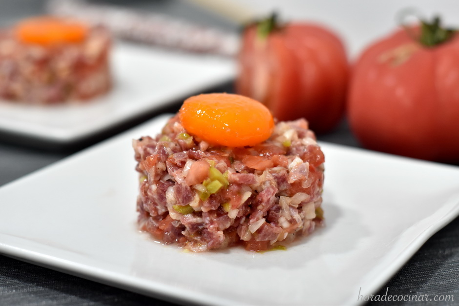 Tartar de fuet con yema curada