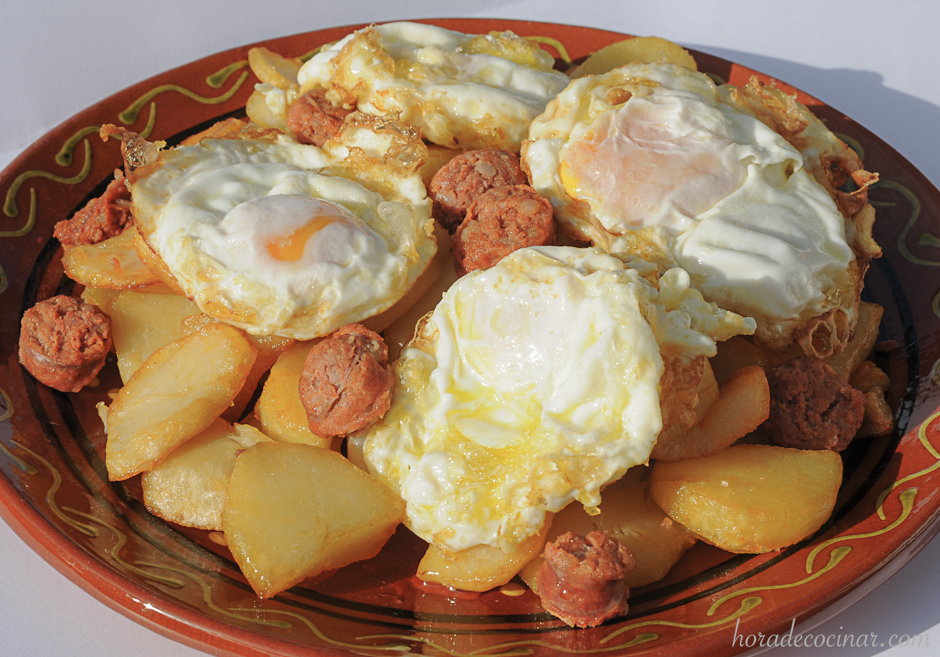 Huevos rotos con chorizo fresco