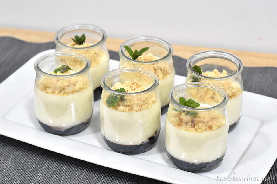 Vasitos de Panna Cotta de queso de cabra con gelée de vino del Somontano y streusel