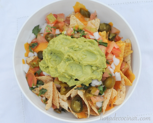 Nachos con queso cheddar, pico de gallo y guacamole