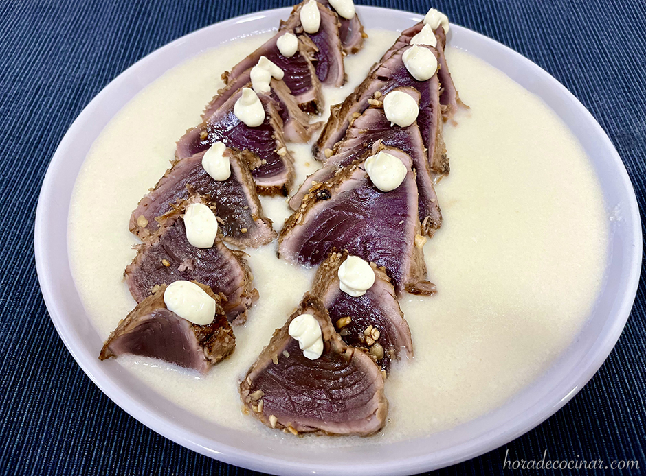 Tataki de atún con ajo blanco