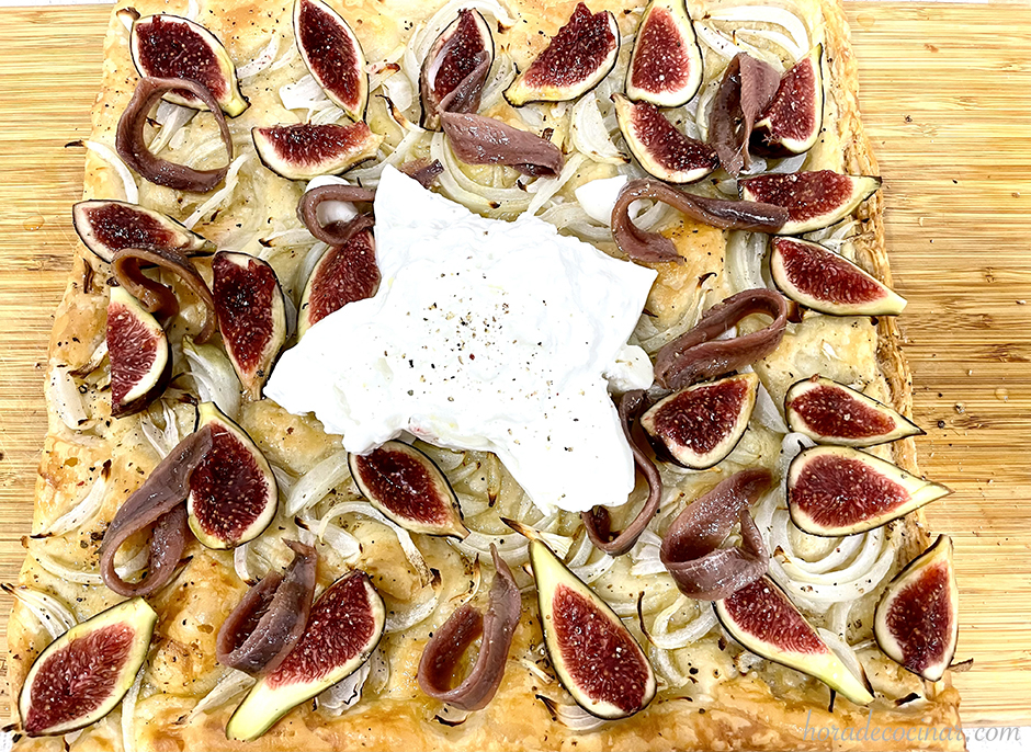 HOJALDRE CON HIGOS, ANCHOAS Y BURRATA