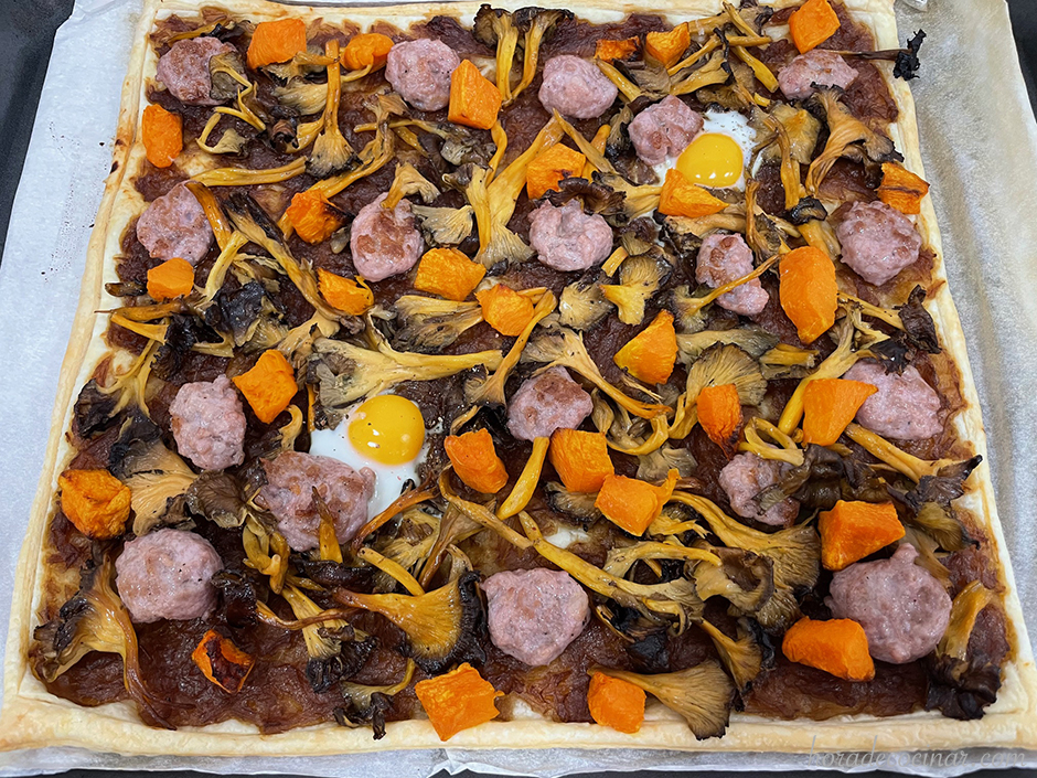 Hojaldre con camagrocs, calabaza y butifarra.