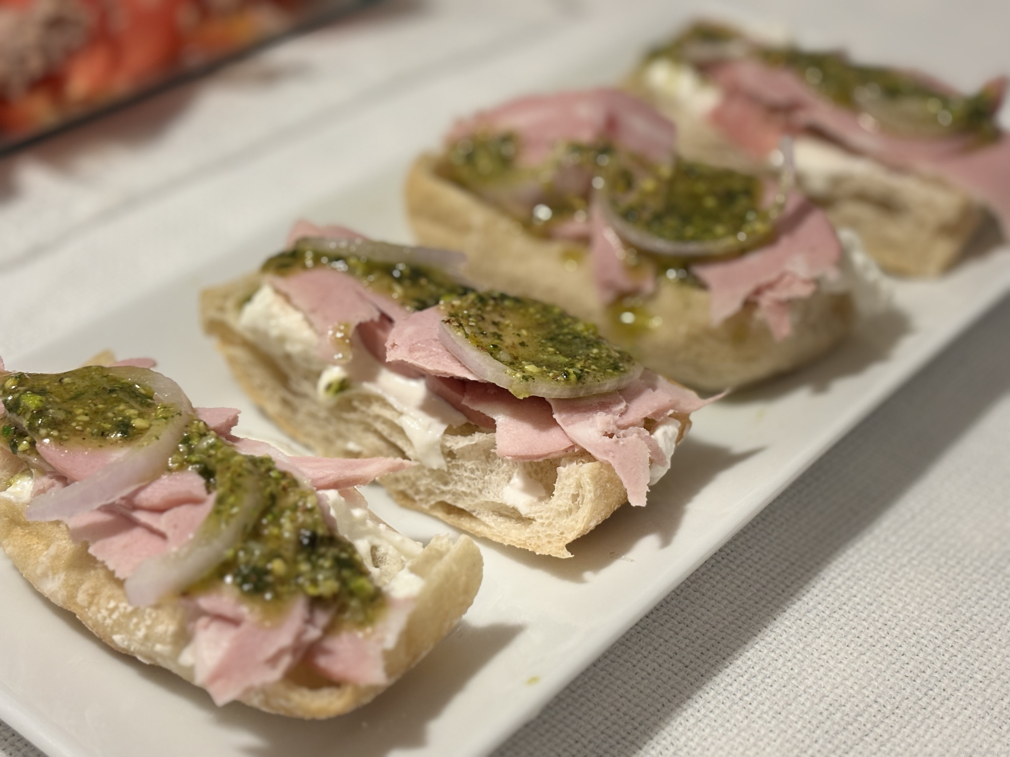 Montadito de mortadela con pesto de pistacho